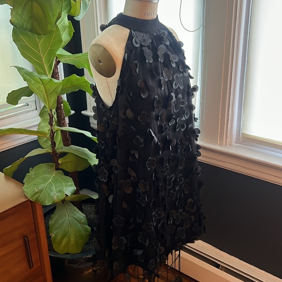 TCEC Dresses & Skirts - NWOT 3D flower applique halter dress